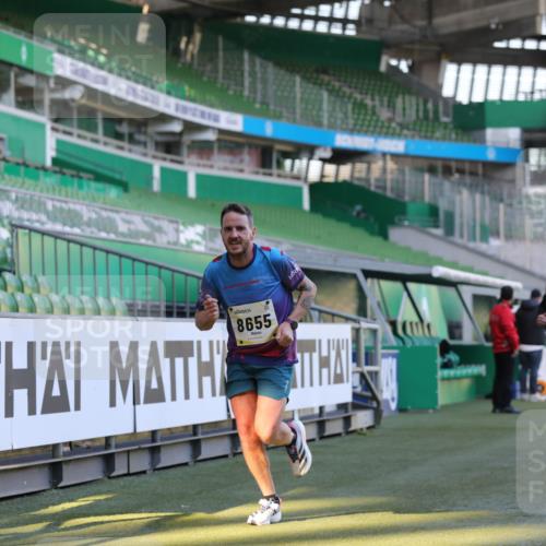 06.10.2024 - 19. swb-Marathon Bremen Yannick Fuchs http://msf.ph/oto/7378443 06.10.2024 10:19:33 Laufen im Stadion 7190, 8139, 8543, 8655, 8735, 8750, 8788, 8938 meine-sportfotos.de