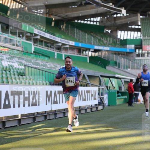 06.10.2024 - 19. swb-Marathon Bremen Yannick Fuchs http://msf.ph/oto/7378454 06.10.2024 10:19:33 Laufen im Stadion 7190, 8139, 8543, 8655, 8735, 8750, 8788, 8938 meine-sportfotos.de