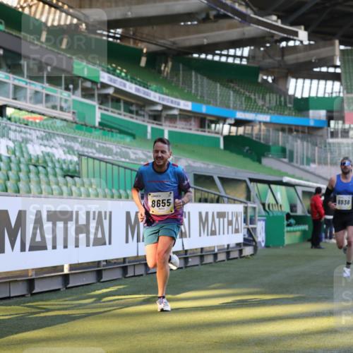 06.10.2024 - 19. swb-Marathon Bremen Yannick Fuchs http://msf.ph/oto/7378460 06.10.2024 10:19:33 Laufen im Stadion 7190, 8139, 8543, 8655, 8735, 8750, 8788, 8938 meine-sportfotos.de