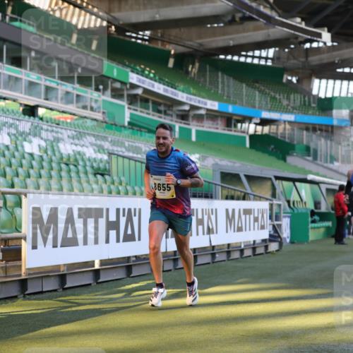 06.10.2024 - 19. swb-Marathon Bremen Yannick Fuchs http://msf.ph/oto/7378478 06.10.2024 10:19:33 Laufen im Stadion 7190, 8139, 8543, 8655, 8735, 8750, 8788, 8938 meine-sportfotos.de