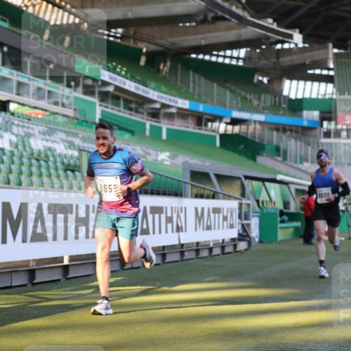 06.10.2024 - 19. swb-Marathon Bremen Yannick Fuchs http://msf.ph/oto/7378491 06.10.2024 10:19:33 Laufen im Stadion 7190, 8139, 8543, 8655, 8735, 8750, 8788, 8938 meine-sportfotos.de