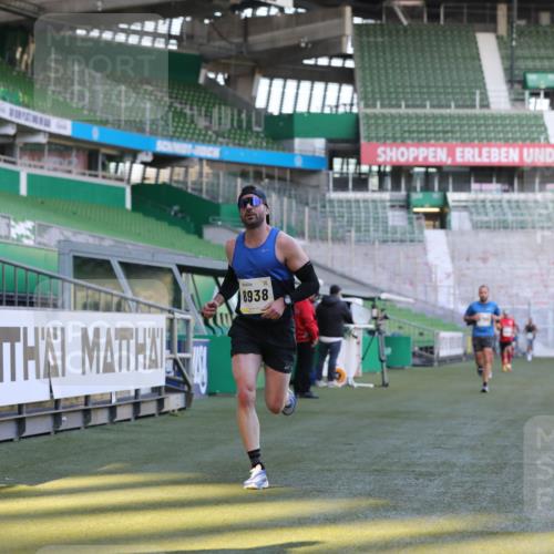 06.10.2024 - 19. swb-Marathon Bremen Yannick Fuchs http://msf.ph/oto/7378500 06.10.2024 10:19:34 Laufen im Stadion 7190, 8139, 8423, 8543, 8655, 8735, 8750, 8788, 8938 meine-sportfotos.de