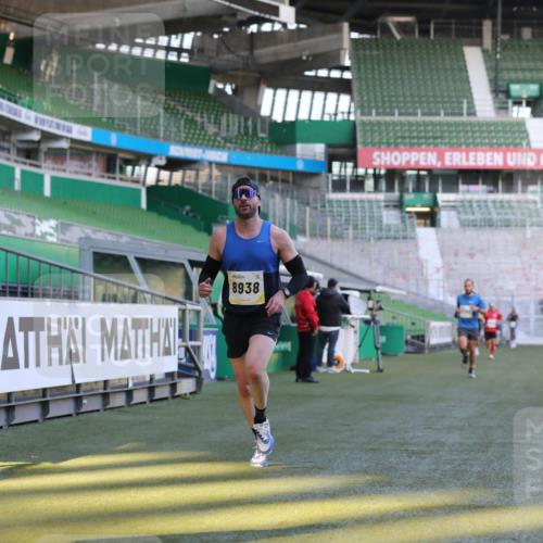 06.10.2024 - 19. swb-Marathon Bremen Yannick Fuchs http://msf.ph/oto/7378512 06.10.2024 10:19:34 Laufen im Stadion 7190, 8139, 8423, 8543, 8655, 8735, 8750, 8788, 8938 meine-sportfotos.de