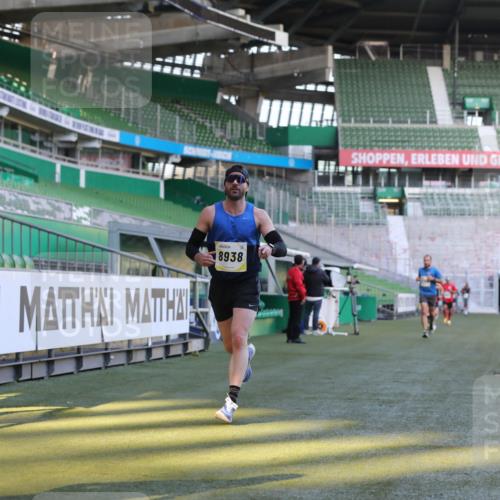 06.10.2024 - 19. swb-Marathon Bremen Yannick Fuchs http://msf.ph/oto/7378531 06.10.2024 10:19:34 Laufen im Stadion 7190, 8139, 8423, 8543, 8655, 8735, 8750, 8788, 8938 meine-sportfotos.de