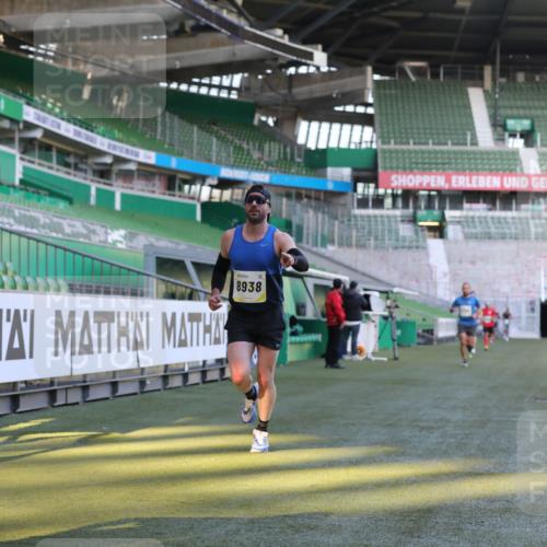 06.10.2024 - 19. swb-Marathon Bremen Yannick Fuchs http://msf.ph/oto/7378546 06.10.2024 10:19:34 Laufen im Stadion 7190, 8139, 8423, 8543, 8655, 8735, 8750, 8788, 8938 meine-sportfotos.de