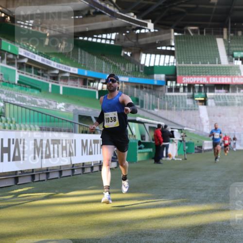 06.10.2024 - 19. swb-Marathon Bremen Yannick Fuchs http://msf.ph/oto/7378559 06.10.2024 10:19:35 Laufen im Stadion 7190, 8139, 8423, 8531, 8543, 8655, 8735, 8750, 8788, 8938 meine-sportfotos.de