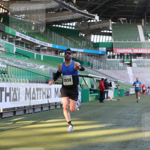06.10.2024 - 19. swb-Marathon Bremen Yannick Fuchs http://msf.ph/oto/7378575 06.10.2024 10:19:35 Laufen im Stadion 7190, 8139, 8423, 8531, 8543, 8655, 8735, 8750, 8788, 8938 meine-sportfotos.de