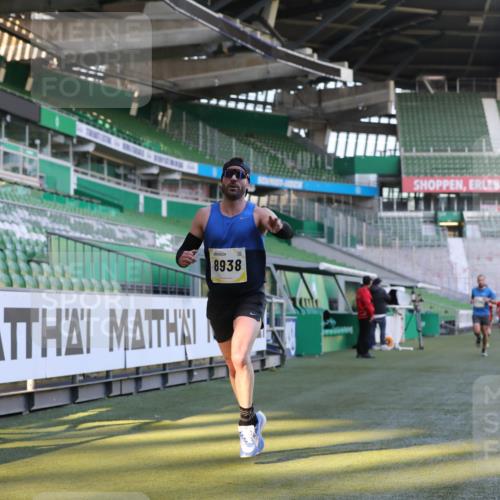 06.10.2024 - 19. swb-Marathon Bremen Yannick Fuchs http://msf.ph/oto/7378592 06.10.2024 10:19:35 Laufen im Stadion 7190, 8139, 8423, 8531, 8543, 8655, 8735, 8750, 8788, 8938 meine-sportfotos.de