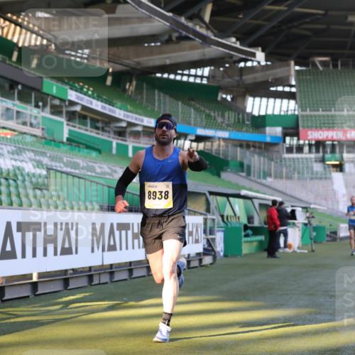 06.10.2024 - 19. swb-Marathon Bremen Yannick Fuchs http://msf.ph/oto/7378610 06.10.2024 10:19:35 Laufen im Stadion 7190, 8139, 8423, 8531, 8543, 8655, 8735, 8750, 8788, 8938 meine-sportfotos.de