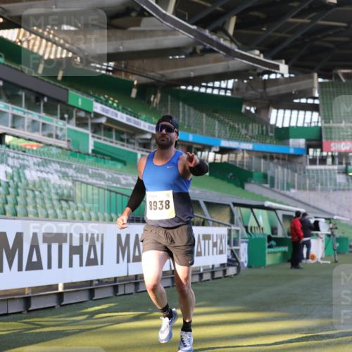 06.10.2024 - 19. swb-Marathon Bremen Yannick Fuchs http://msf.ph/oto/7378628 06.10.2024 10:19:35 Laufen im Stadion 7190, 8139, 8423, 8531, 8543, 8655, 8735, 8750, 8788, 8938 meine-sportfotos.de