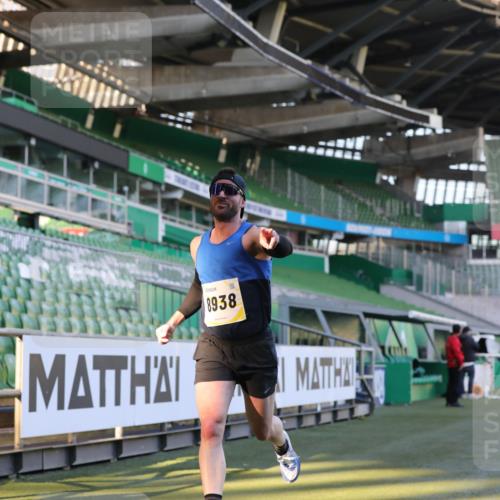 06.10.2024 - 19. swb-Marathon Bremen Yannick Fuchs http://msf.ph/oto/7378636 06.10.2024 10:19:35 Laufen im Stadion 7190, 8139, 8423, 8531, 8543, 8655, 8735, 8750, 8788, 8938 meine-sportfotos.de
