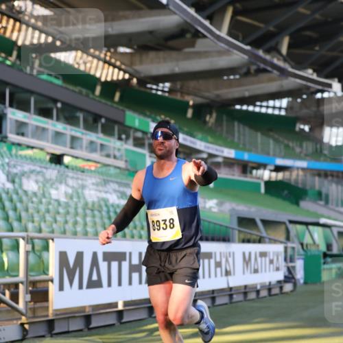 06.10.2024 - 19. swb-Marathon Bremen Yannick Fuchs http://msf.ph/oto/7378641 06.10.2024 10:19:35 Laufen im Stadion 7190, 8139, 8423, 8531, 8543, 8655, 8735, 8750, 8788, 8938 meine-sportfotos.de