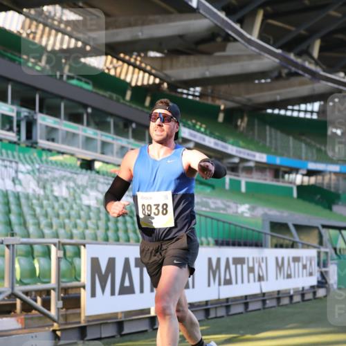 06.10.2024 - 19. swb-Marathon Bremen Yannick Fuchs http://msf.ph/oto/7378647 06.10.2024 10:19:36 Laufen im Stadion 7190, 8139, 8423, 8531, 8543, 8655, 8735, 8750, 8788, 8938 meine-sportfotos.de