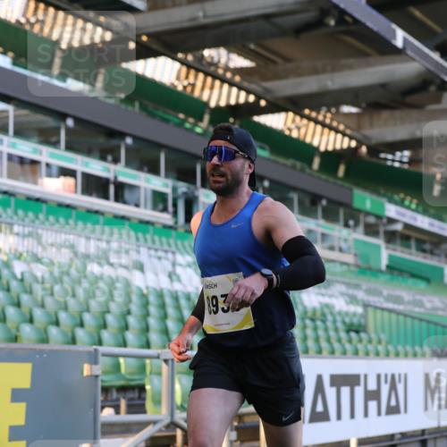 06.10.2024 - 19. swb-Marathon Bremen Yannick Fuchs http://msf.ph/oto/7378664 06.10.2024 10:19:36 Laufen im Stadion 7190, 8139, 8423, 8531, 8543, 8655, 8735, 8750, 8788, 8938 meine-sportfotos.de