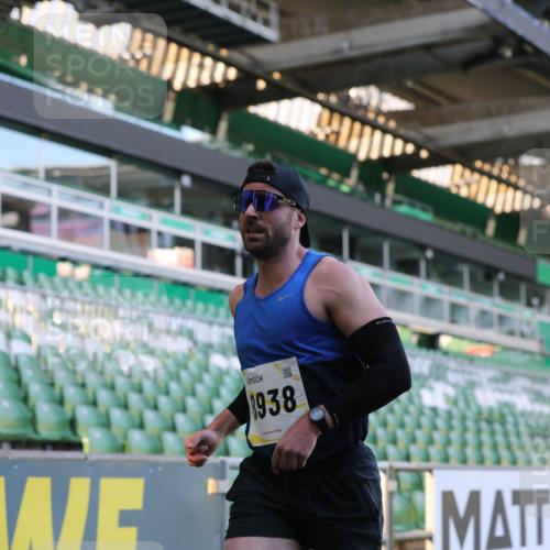 06.10.2024 - 19. swb-Marathon Bremen Yannick Fuchs http://msf.ph/oto/7378670 06.10.2024 10:19:36 Laufen im Stadion 7190, 8139, 8423, 8531, 8543, 8655, 8735, 8750, 8788, 8938 meine-sportfotos.de