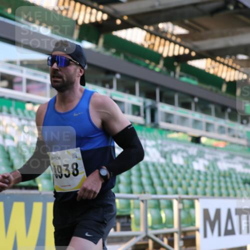 06.10.2024 - 19. swb-Marathon Bremen Yannick Fuchs http://msf.ph/oto/7378675 06.10.2024 10:19:36 Laufen im Stadion 7190, 8139, 8423, 8531, 8543, 8655, 8735, 8750, 8788, 8938 meine-sportfotos.de