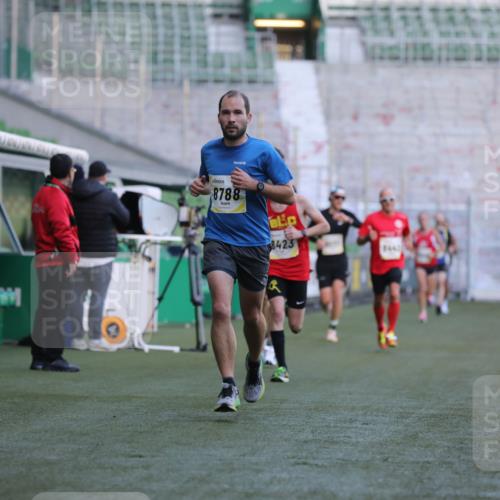 06.10.2024 - 19. swb-Marathon Bremen Yannick Fuchs http://msf.ph/oto/7378688 06.10.2024 10:19:38 Laufen im Stadion 7190, 8139, 8423, 8442, 8531, 8577, 8655, 8788, 8938 meine-sportfotos.de