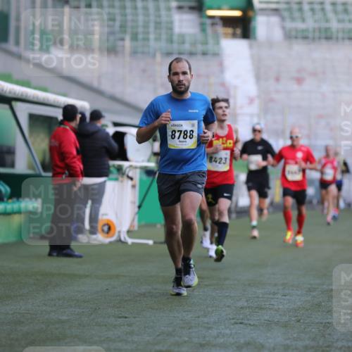 06.10.2024 - 19. swb-Marathon Bremen Yannick Fuchs http://msf.ph/oto/7378718 06.10.2024 10:19:38 Laufen im Stadion 7190, 8139, 8423, 8442, 8531, 8577, 8655, 8788, 8938 meine-sportfotos.de