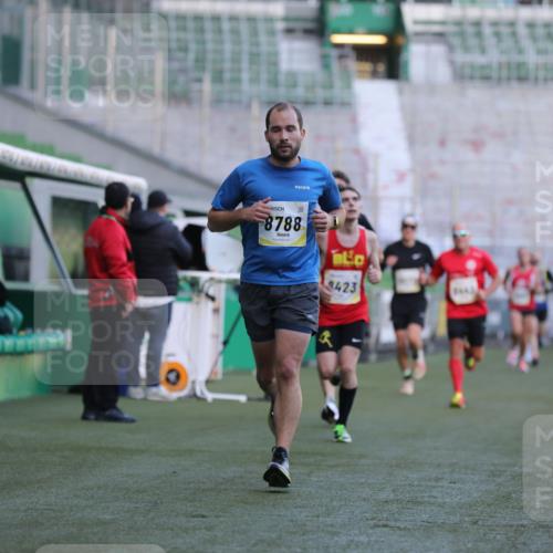 06.10.2024 - 19. swb-Marathon Bremen Yannick Fuchs http://msf.ph/oto/7378736 06.10.2024 10:19:38 Laufen im Stadion 7190, 8139, 8423, 8442, 8531, 8577, 8655, 8788, 8938 meine-sportfotos.de