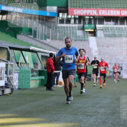 06.10.2024 - 19. swb-Marathon Bremen Yannick Fuchs http://msf.ph/oto/7378801 06.10.2024 10:19:39 Laufen im Stadion 7190, 8139, 8423, 8442, 8531, 8577, 8655, 8788, 8938 meine-sportfotos.de