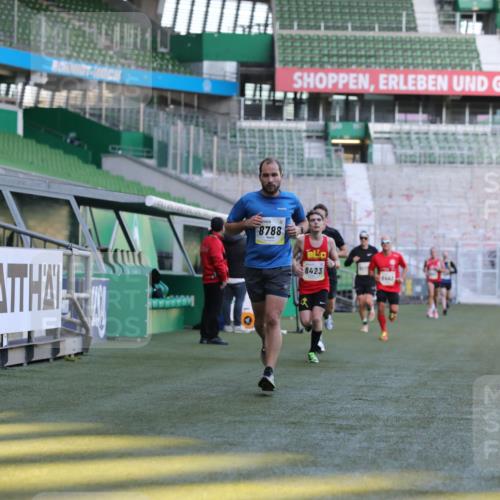 06.10.2024 - 19. swb-Marathon Bremen Yannick Fuchs http://msf.ph/oto/7378815 06.10.2024 10:19:39 Laufen im Stadion 7190, 8139, 8423, 8442, 8531, 8577, 8655, 8788, 8938 meine-sportfotos.de