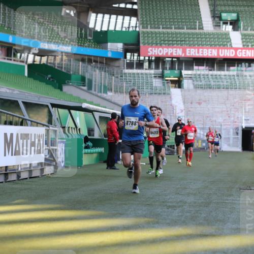 06.10.2024 - 19. swb-Marathon Bremen Yannick Fuchs http://msf.ph/oto/7378830 06.10.2024 10:19:39 Laufen im Stadion 7190, 8139, 8423, 8442, 8531, 8577, 8655, 8788, 8938 meine-sportfotos.de