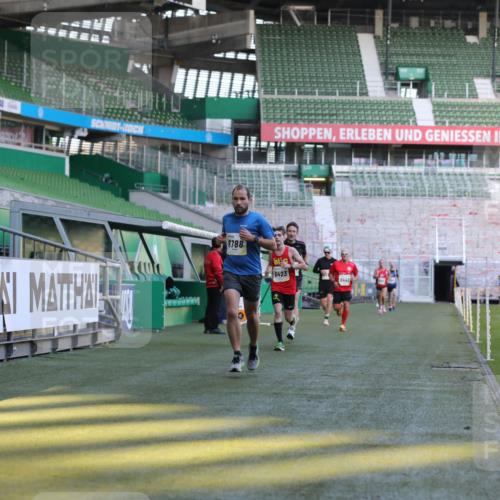 06.10.2024 - 19. swb-Marathon Bremen Yannick Fuchs http://msf.ph/oto/7378840 06.10.2024 10:19:39 Laufen im Stadion 7190, 8139, 8423, 8442, 8531, 8577, 8655, 8788, 8938 meine-sportfotos.de