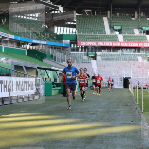06.10.2024 - 19. swb-Marathon Bremen Yannick Fuchs http://msf.ph/oto/7378849 06.10.2024 10:19:39 Laufen im Stadion 7190, 8139, 8423, 8442, 8531, 8577, 8655, 8788, 8938 meine-sportfotos.de