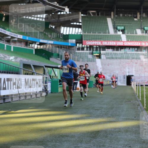 06.10.2024 - 19. swb-Marathon Bremen Yannick Fuchs http://msf.ph/oto/7378883 06.10.2024 10:19:40 Laufen im Stadion 7190, 8139, 8423, 8442, 8531, 8577, 8655, 8788, 8938 meine-sportfotos.de