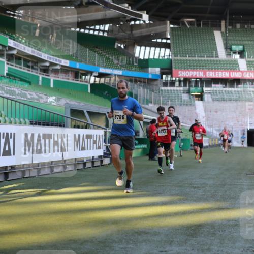 06.10.2024 - 19. swb-Marathon Bremen Yannick Fuchs http://msf.ph/oto/7378896 06.10.2024 10:19:41 Laufen im Stadion 7190, 8139, 8423, 8442, 8531, 8577, 8655, 8788, 8938 meine-sportfotos.de