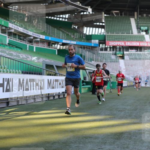 06.10.2024 - 19. swb-Marathon Bremen Yannick Fuchs http://msf.ph/oto/7378905 06.10.2024 10:19:41 Laufen im Stadion 7190, 8139, 8423, 8442, 8531, 8577, 8655, 8788, 8938 meine-sportfotos.de