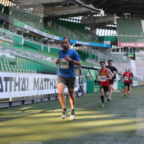 06.10.2024 - 19. swb-Marathon Bremen Yannick Fuchs http://msf.ph/oto/7378930 06.10.2024 10:19:41 Laufen im Stadion 7190, 8139, 8423, 8442, 8531, 8577, 8655, 8788, 8938 meine-sportfotos.de