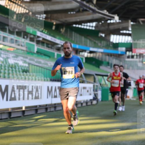 06.10.2024 - 19. swb-Marathon Bremen Yannick Fuchs http://msf.ph/oto/7378951 06.10.2024 10:19:42 Laufen im Stadion 7190, 8139, 8423, 8442, 8531, 8577, 8655, 8788, 8938, 8983 meine-sportfotos.de