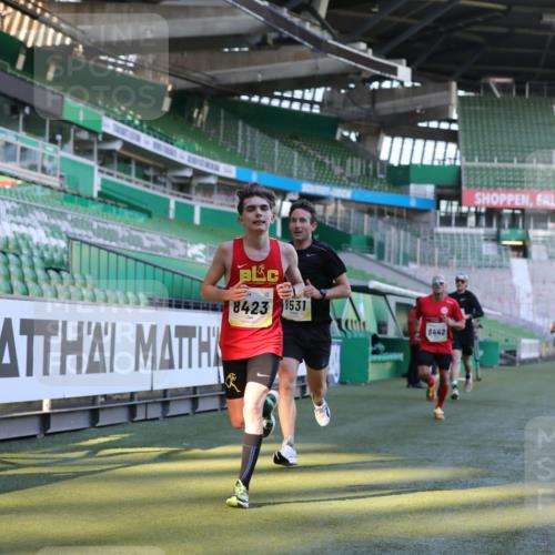 06.10.2024 - 19. swb-Marathon Bremen Yannick Fuchs http://msf.ph/oto/7378979 06.10.2024 10:19:43 Laufen im Stadion 7190, 8139, 8423, 8442, 8531, 8577, 8655, 8788, 8938, 8983 meine-sportfotos.de