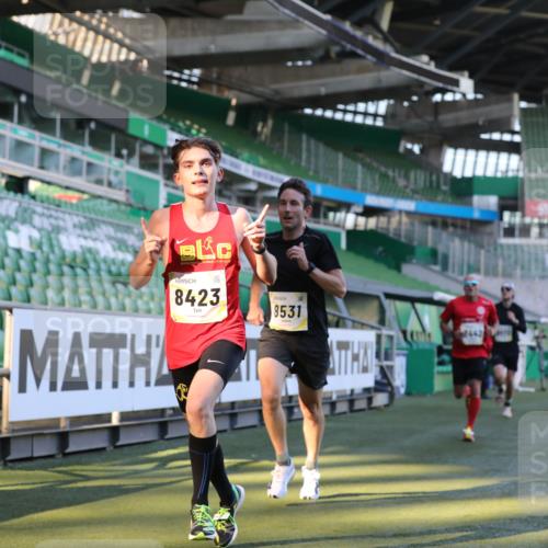 06.10.2024 - 19. swb-Marathon Bremen Yannick Fuchs http://msf.ph/oto/7379017 06.10.2024 10:19:44 Laufen im Stadion 7098, 7190, 8139, 8423, 8442, 8531, 8577, 8655, 8788, 8791, 8938, 8983 meine-sportfotos.de
