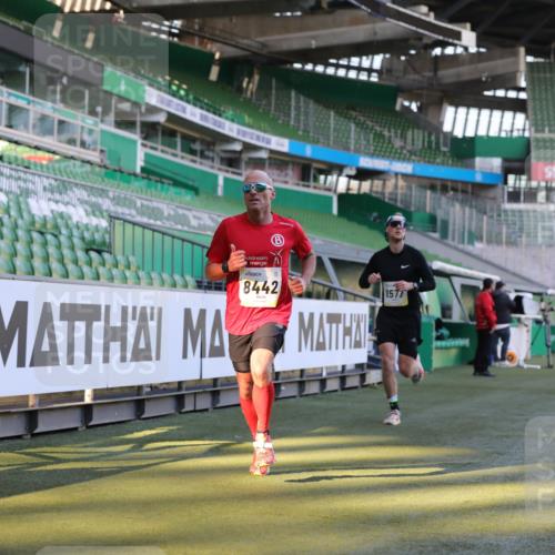 06.10.2024 - 19. swb-Marathon Bremen Yannick Fuchs http://msf.ph/oto/7379100 06.10.2024 10:19:46 Laufen im Stadion 7098, 8139, 8423, 8442, 8531, 8577, 8655, 8788, 8791, 8938, 8983 meine-sportfotos.de