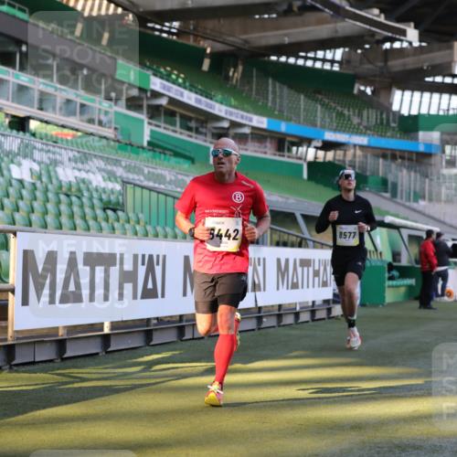 06.10.2024 - 19. swb-Marathon Bremen Yannick Fuchs http://msf.ph/oto/7379119 06.10.2024 10:19:46 Laufen im Stadion 7098, 8139, 8423, 8442, 8531, 8577, 8655, 8788, 8791, 8938, 8983 meine-sportfotos.de
