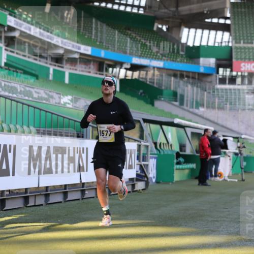 06.10.2024 - 19. swb-Marathon Bremen Yannick Fuchs http://msf.ph/oto/7379147 06.10.2024 10:19:46 Laufen im Stadion 7098, 8139, 8423, 8442, 8531, 8577, 8655, 8788, 8791, 8938, 8983 meine-sportfotos.de