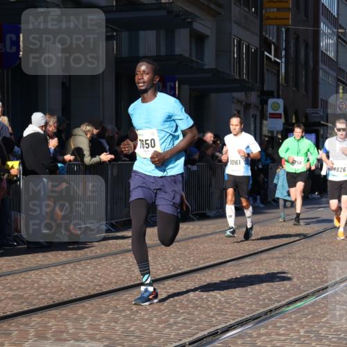 06.10.2024 - 19. swb-Marathon Bremen Strokosch-Dieckow http://msf.ph/oto/7379150 06.10.2024 10:43:03 Laufen 7045, 7141, 7283, 7571, 7650, 7756, 7759, 7771, 7826, 8310, 8412, 8454, 8478, 8555, 8671, 8680, 8806, 8962, 8970, 8975, 9061 meine-sportfotos.de