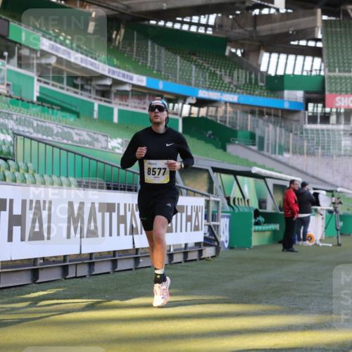 06.10.2024 - 19. swb-Marathon Bremen Yannick Fuchs http://msf.ph/oto/7379163 06.10.2024 10:19:46 Laufen im Stadion 7098, 8139, 8423, 8442, 8531, 8577, 8655, 8788, 8791, 8938, 8983 meine-sportfotos.de