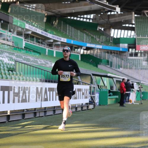 06.10.2024 - 19. swb-Marathon Bremen Yannick Fuchs http://msf.ph/oto/7379178 06.10.2024 10:19:47 Laufen im Stadion 7098, 8139, 8423, 8442, 8531, 8577, 8655, 8788, 8791, 8938, 8983 meine-sportfotos.de