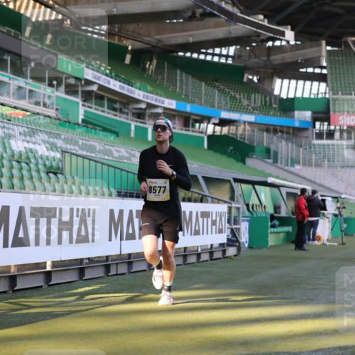 06.10.2024 - 19. swb-Marathon Bremen Yannick Fuchs http://msf.ph/oto/7379190 06.10.2024 10:19:47 Laufen im Stadion 7098, 8139, 8423, 8442, 8531, 8577, 8655, 8788, 8791, 8938, 8983 meine-sportfotos.de