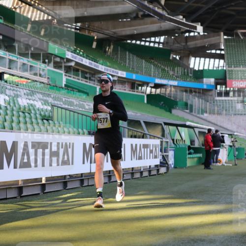 06.10.2024 - 19. swb-Marathon Bremen Yannick Fuchs http://msf.ph/oto/7379207 06.10.2024 10:19:47 Laufen im Stadion 7098, 8139, 8423, 8442, 8531, 8577, 8655, 8788, 8791, 8938, 8983 meine-sportfotos.de