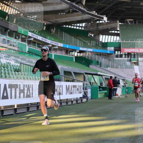 06.10.2024 - 19. swb-Marathon Bremen Yannick Fuchs http://msf.ph/oto/7379226 06.10.2024 10:19:47 Laufen im Stadion 7098, 8139, 8423, 8442, 8531, 8577, 8655, 8788, 8791, 8938, 8983 meine-sportfotos.de