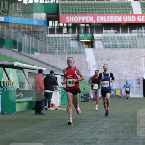06.10.2024 - 19. swb-Marathon Bremen Yannick Fuchs http://msf.ph/oto/7379246 06.10.2024 10:19:48 Laufen im Stadion 7098, 8139, 8423, 8442, 8531, 8577, 8655, 8788, 8791, 8938, 8983 meine-sportfotos.de