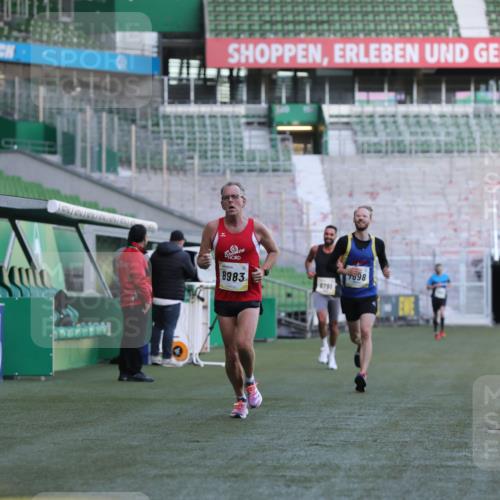 06.10.2024 - 19. swb-Marathon Bremen Yannick Fuchs http://msf.ph/oto/7379255 06.10.2024 10:19:48 Laufen im Stadion 7098, 8139, 8423, 8442, 8531, 8577, 8655, 8788, 8791, 8938, 8983 meine-sportfotos.de