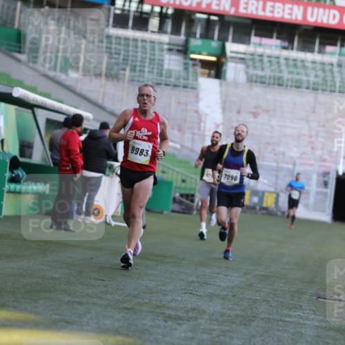 06.10.2024 - 19. swb-Marathon Bremen Yannick Fuchs http://msf.ph/oto/7379260 06.10.2024 10:19:48 Laufen im Stadion 7098, 8139, 8423, 8442, 8531, 8577, 8655, 8788, 8791, 8938, 8983 meine-sportfotos.de