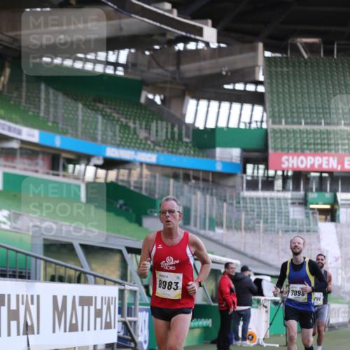06.10.2024 - 19. swb-Marathon Bremen Yannick Fuchs http://msf.ph/oto/7379273 06.10.2024 10:19:50 Laufen im Stadion 7098, 8139, 8423, 8442, 8531, 8577, 8655, 8788, 8791, 8938, 8983 meine-sportfotos.de