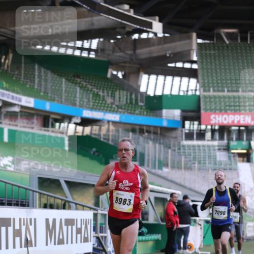 06.10.2024 - 19. swb-Marathon Bremen Yannick Fuchs http://msf.ph/oto/7379281 06.10.2024 10:19:50 Laufen im Stadion 7098, 8139, 8423, 8442, 8531, 8577, 8655, 8788, 8791, 8938, 8983 meine-sportfotos.de