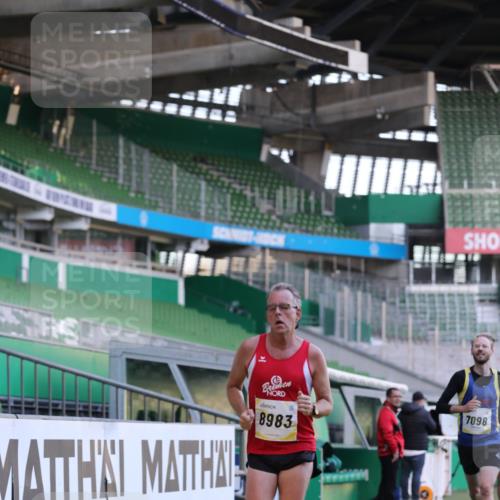 06.10.2024 - 19. swb-Marathon Bremen Yannick Fuchs http://msf.ph/oto/7379293 06.10.2024 10:19:51 Laufen im Stadion 7098, 8139, 8423, 8442, 8531, 8577, 8655, 8788, 8791, 8938, 8983 meine-sportfotos.de